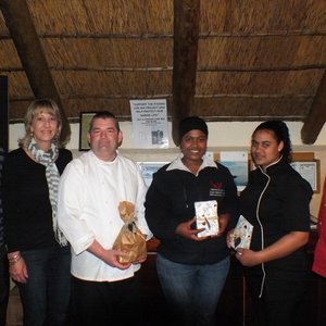 Oorhandiging van blyke van waardering, met vlnr Steve Donnelly, Johanna le Roux, Chris Pead (Sjef), Elizabeth Tobias, Charmonique Sauls en Jan le Roux
